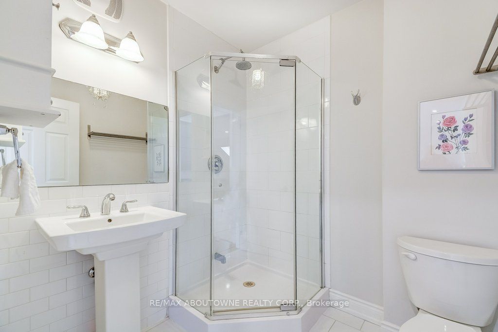 21 Chisholm Street, Oakville ‣ W13508610 21 Chisholm Street, Oakville ‣ W13508610