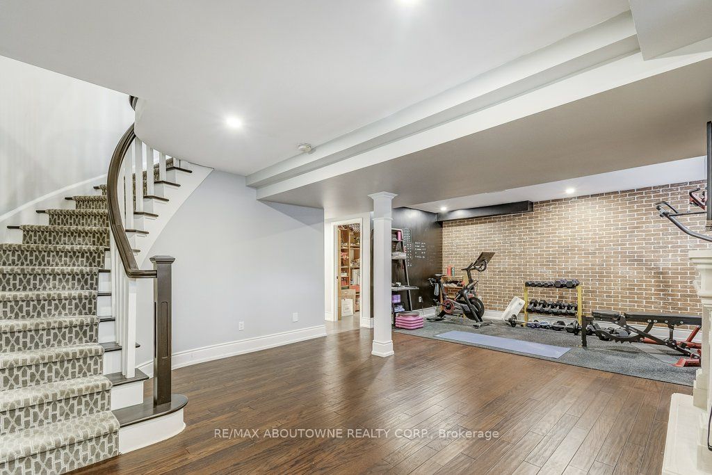 21 Chisholm Street, Oakville ‣ W13508610 21 Chisholm Street, Oakville ‣ W13508610