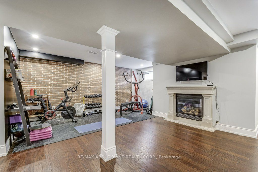 21 Chisholm Street, Oakville ‣ W13508610 21 Chisholm Street, Oakville ‣ W13508610