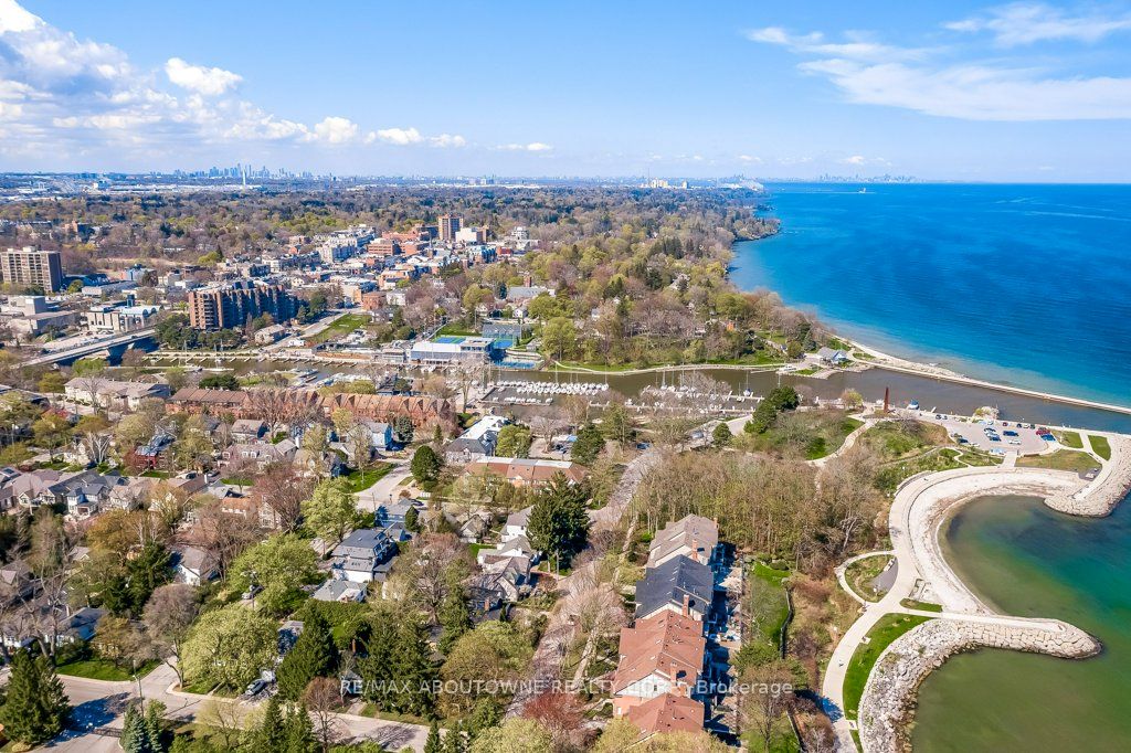 21 Chisholm Street, Oakville ‣ W13508610 21 Chisholm Street, Oakville ‣ W13508610