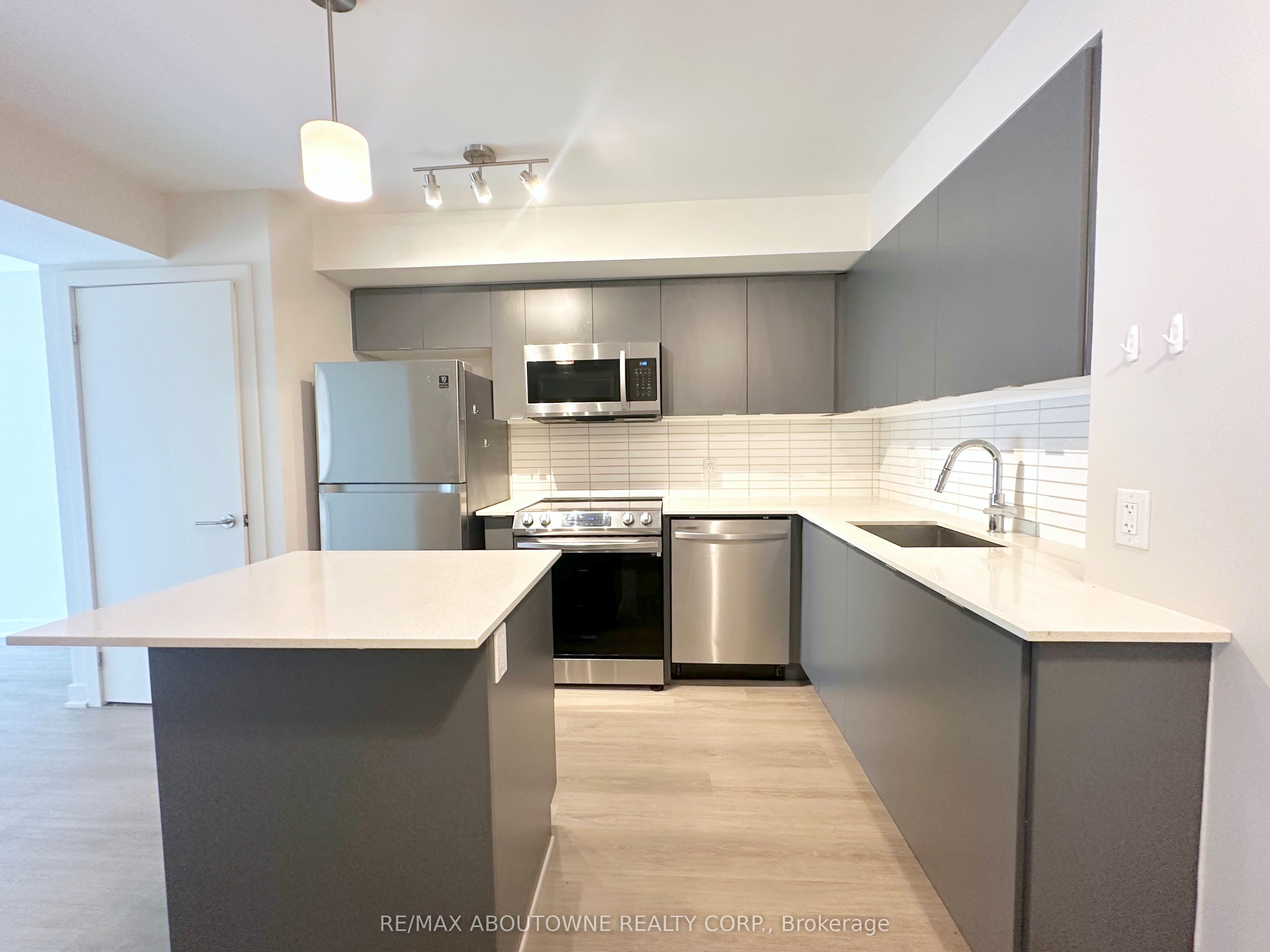 03 – 3385 Dundas Street, Toronto W02 ‣ W13531728 03 – 3385 Dundas Street, Toronto W02 ‣ W13531728