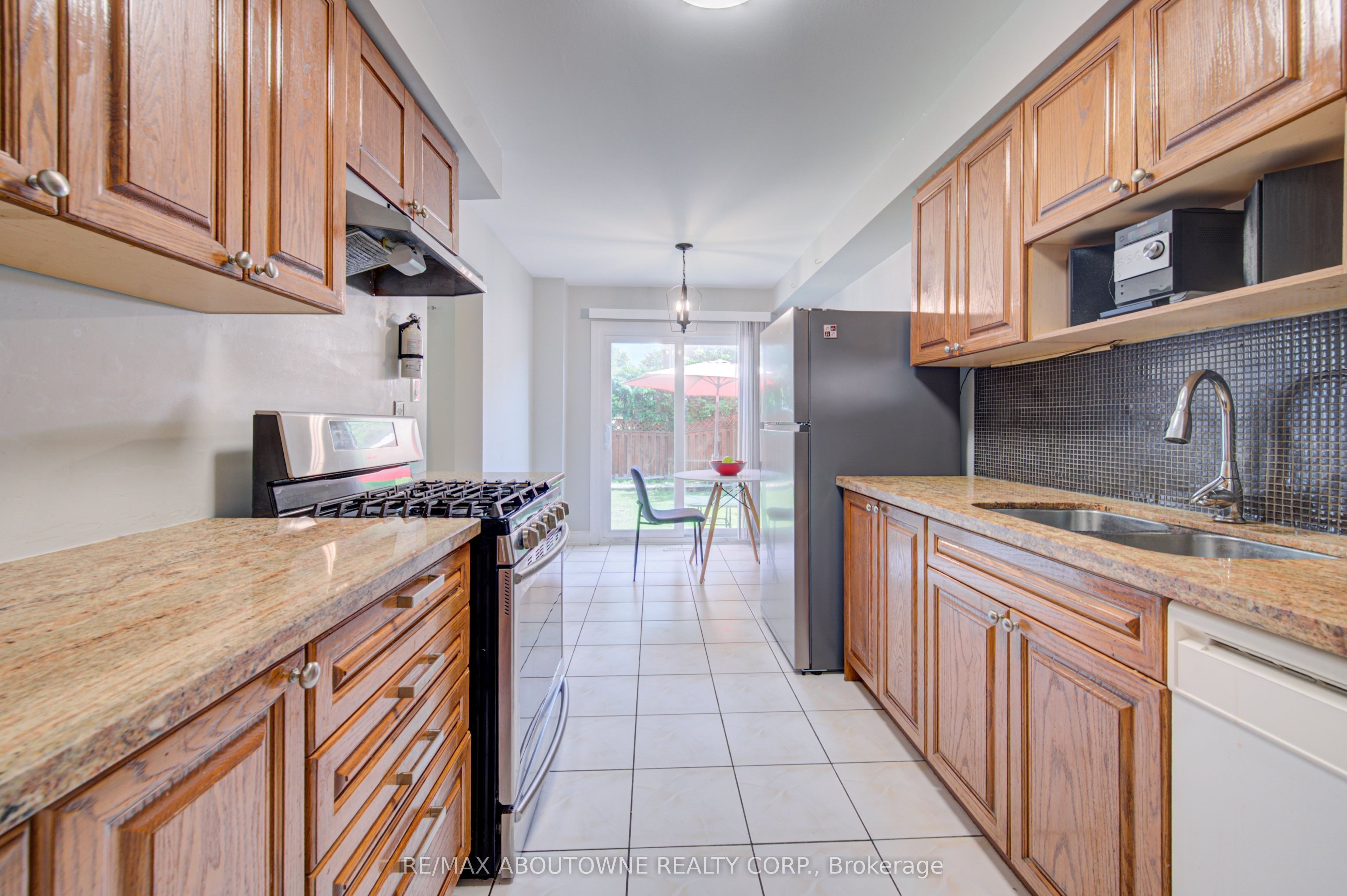1140 Avondale Drive, Oakville ‣ W13549772 1140 Avondale Drive, Oakville ‣ W13549772