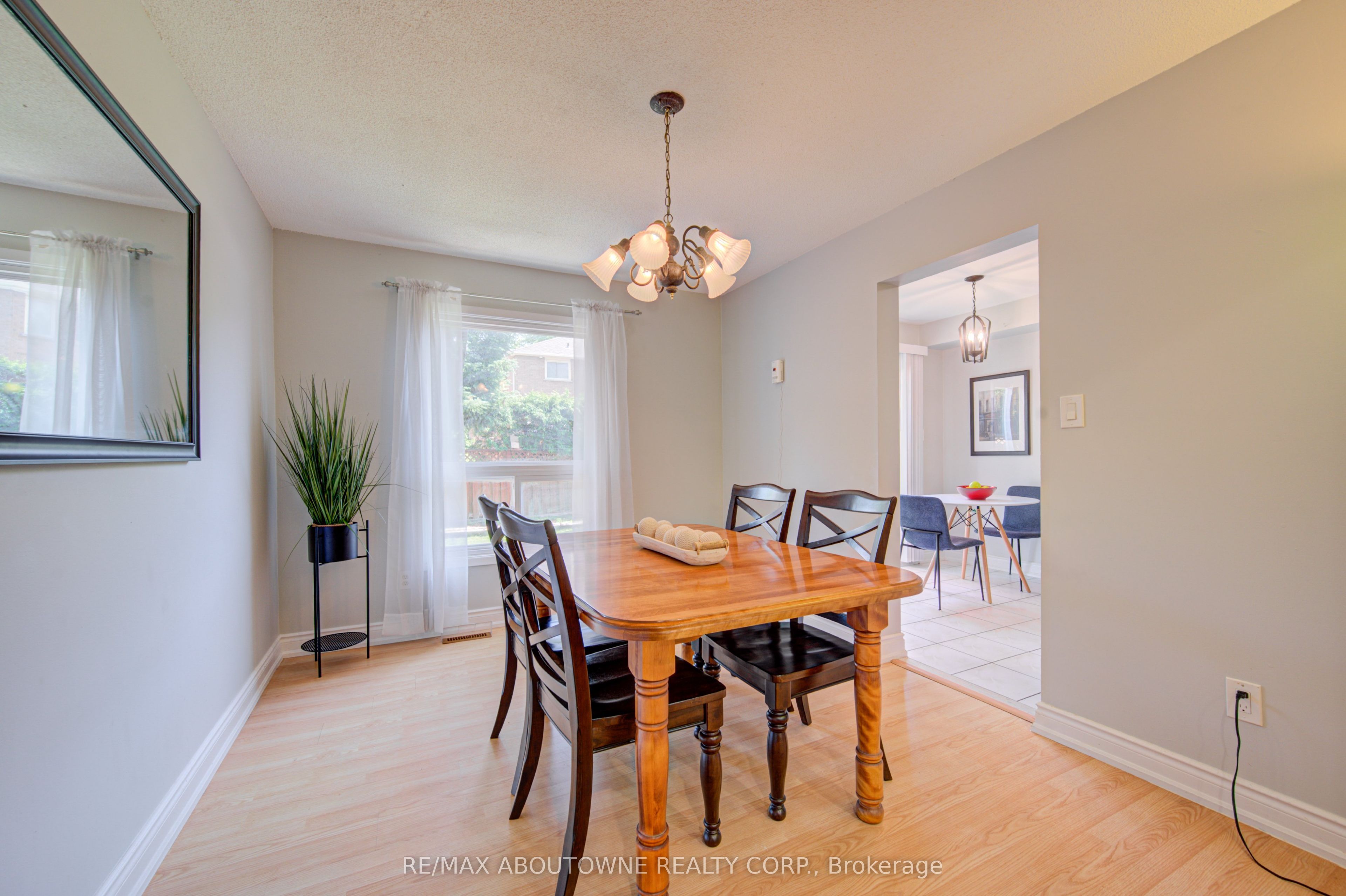 1140 Avondale Drive, Oakville ‣ W13549772 1140 Avondale Drive, Oakville ‣ W13549772