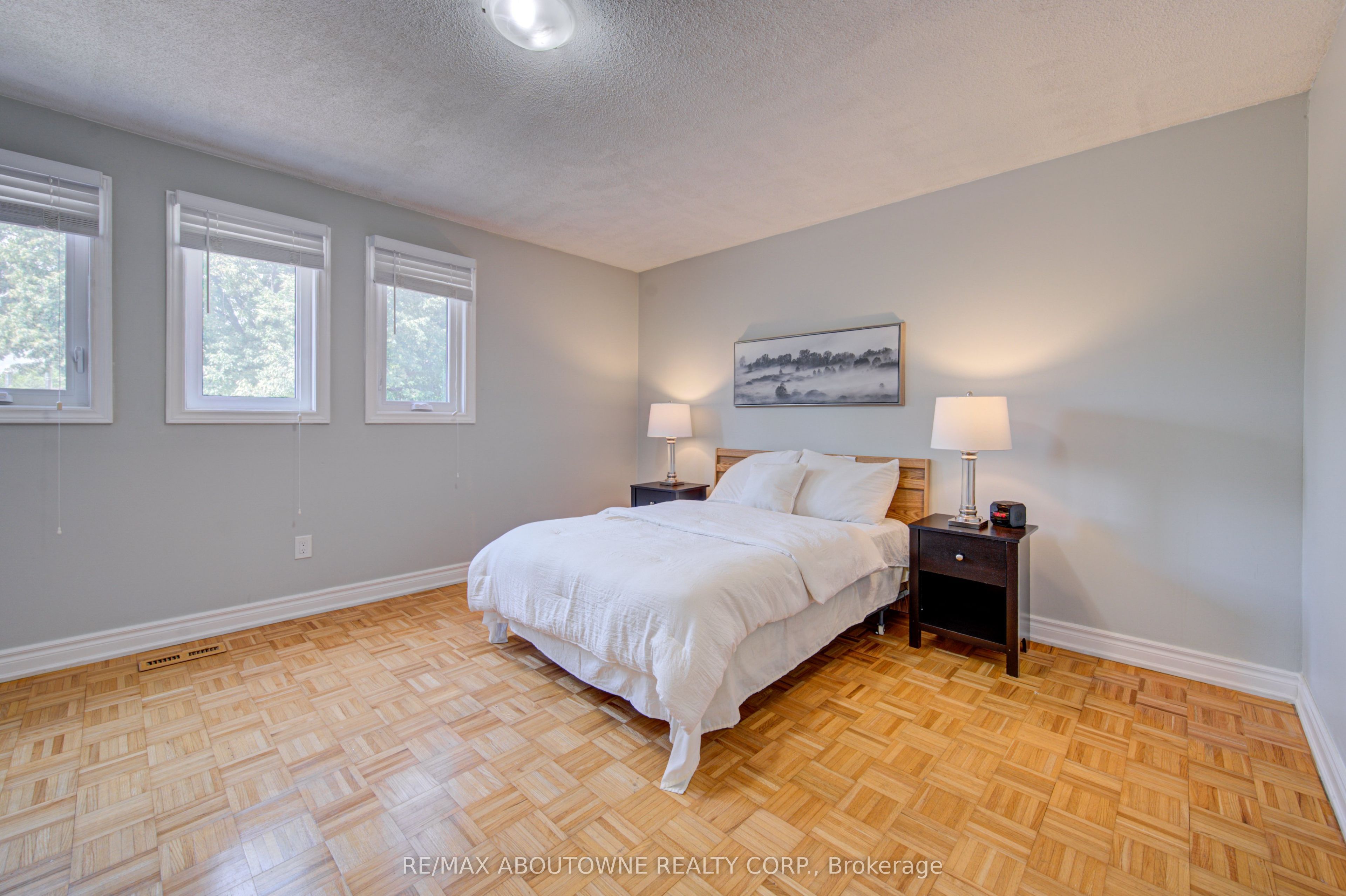 1140 Avondale Drive, Oakville ‣ W13549772 1140 Avondale Drive, Oakville ‣ W13549772