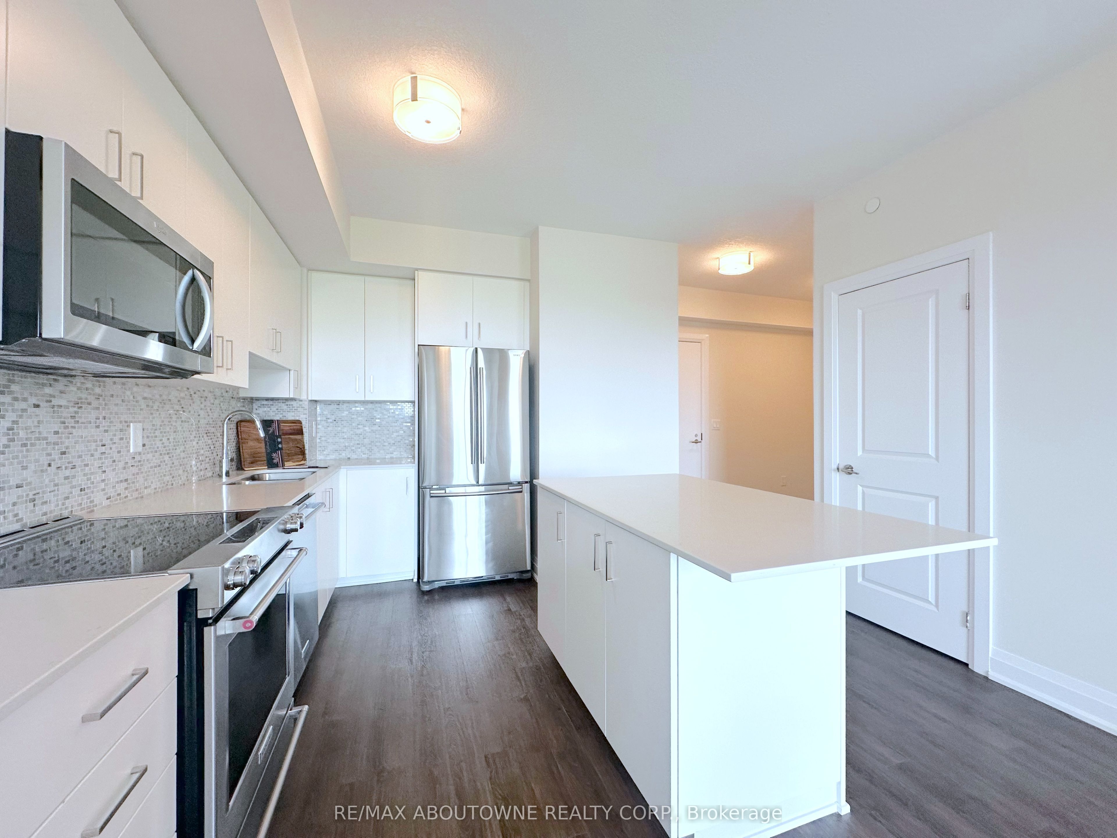 411 – 2333 Taunton Road, Oakville ‣ W13560852 411 – 2333 Taunton Road, Oakville ‣ W13560852
