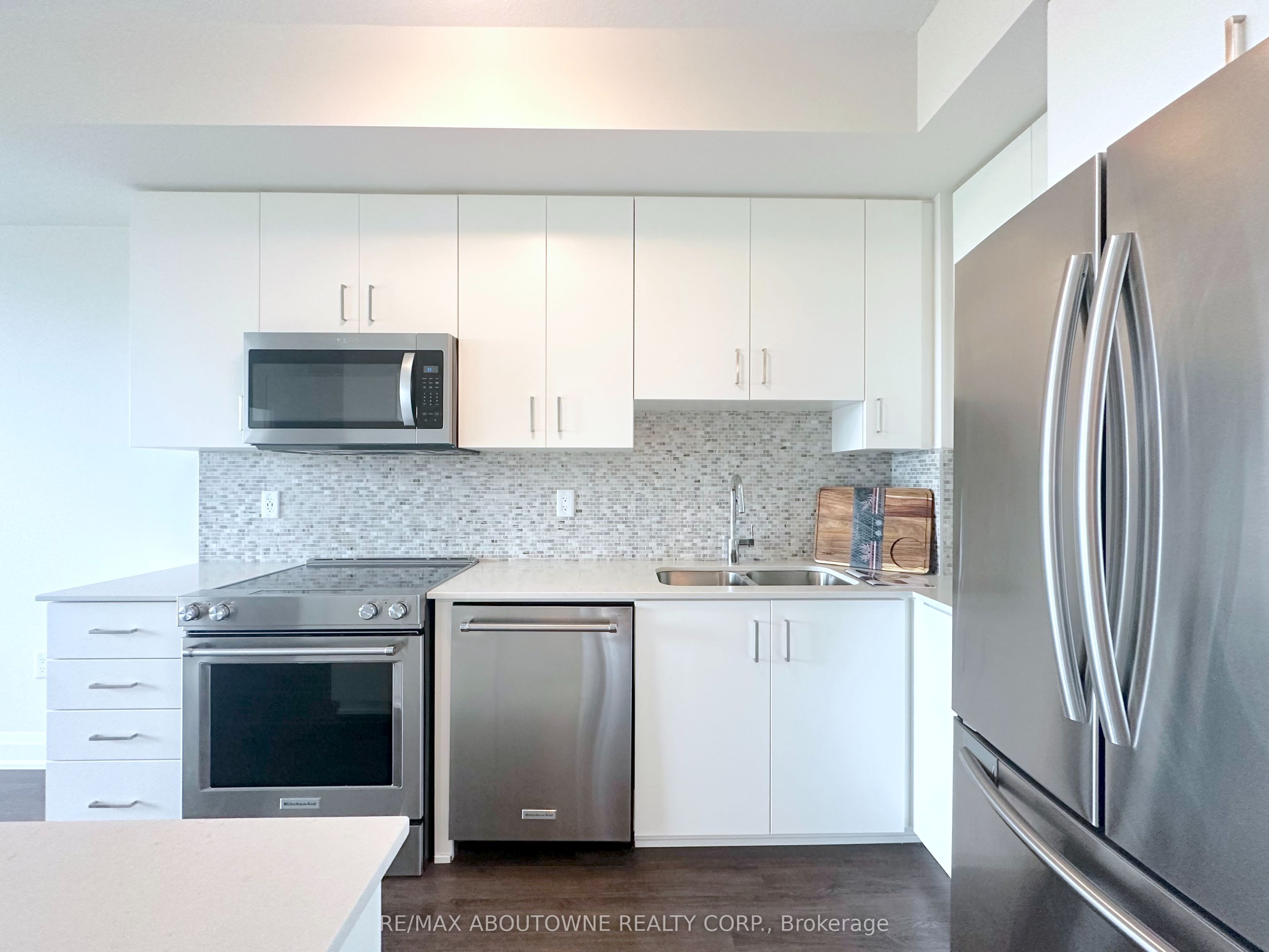 411 – 2333 Taunton Road, Oakville ‣ W13560852 411 – 2333 Taunton Road, Oakville ‣ W13560852