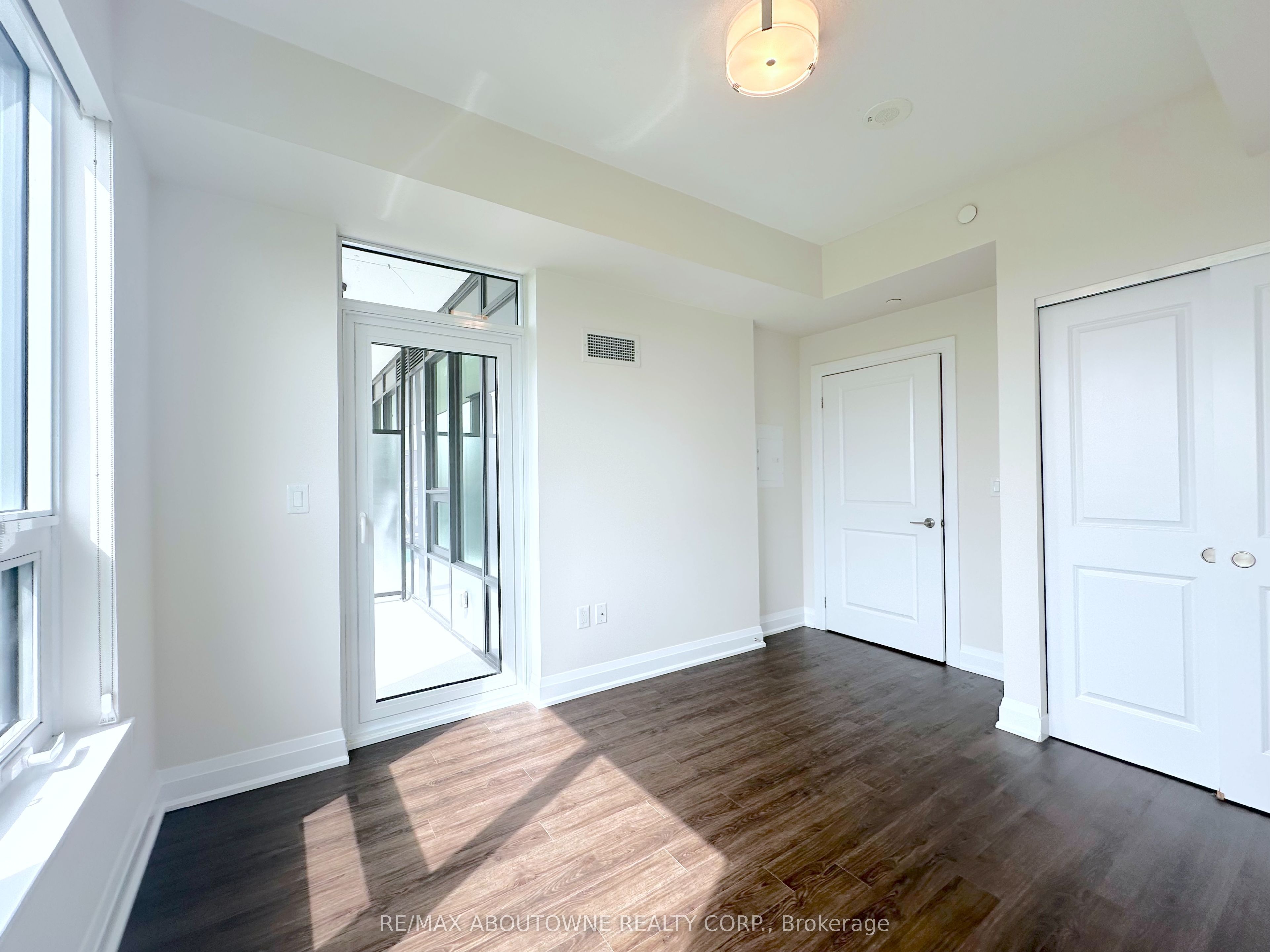 411 – 2333 Taunton Road, Oakville ‣ W13560852 411 – 2333 Taunton Road, Oakville ‣ W13560852