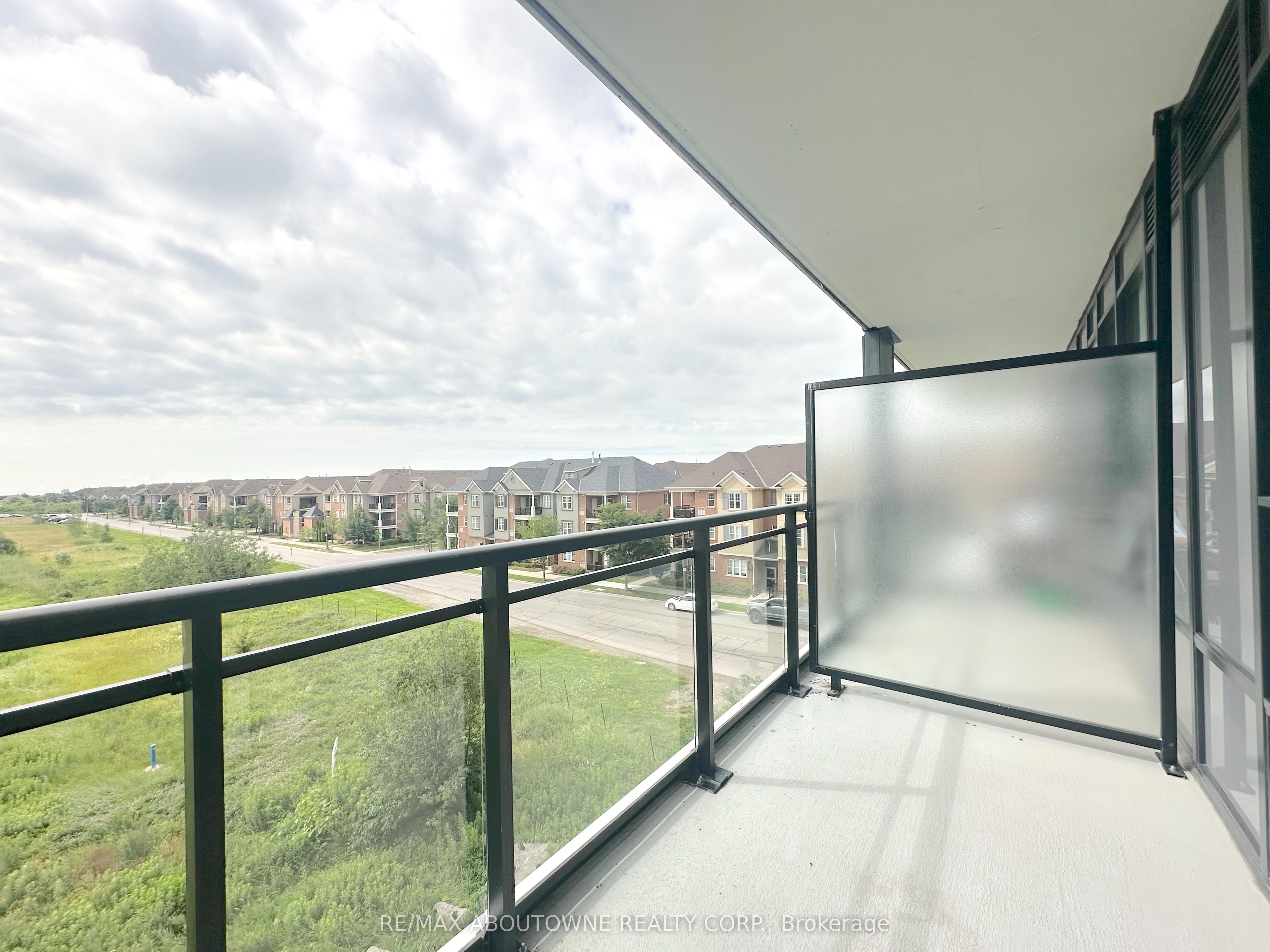 411 – 2333 Taunton Road, Oakville ‣ W13560852 411 – 2333 Taunton Road, Oakville ‣ W13560852