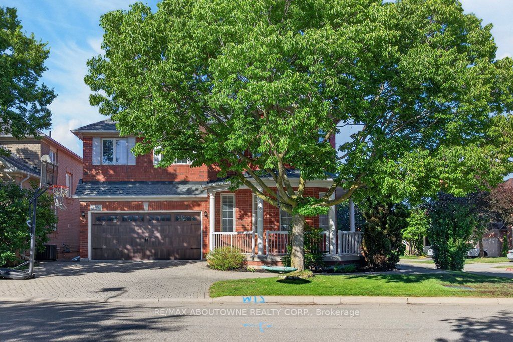 2201 Lapsley Crescent, Oakville ‣ W13576610 2201 Lapsley Crescent, Oakville ‣ W13576610