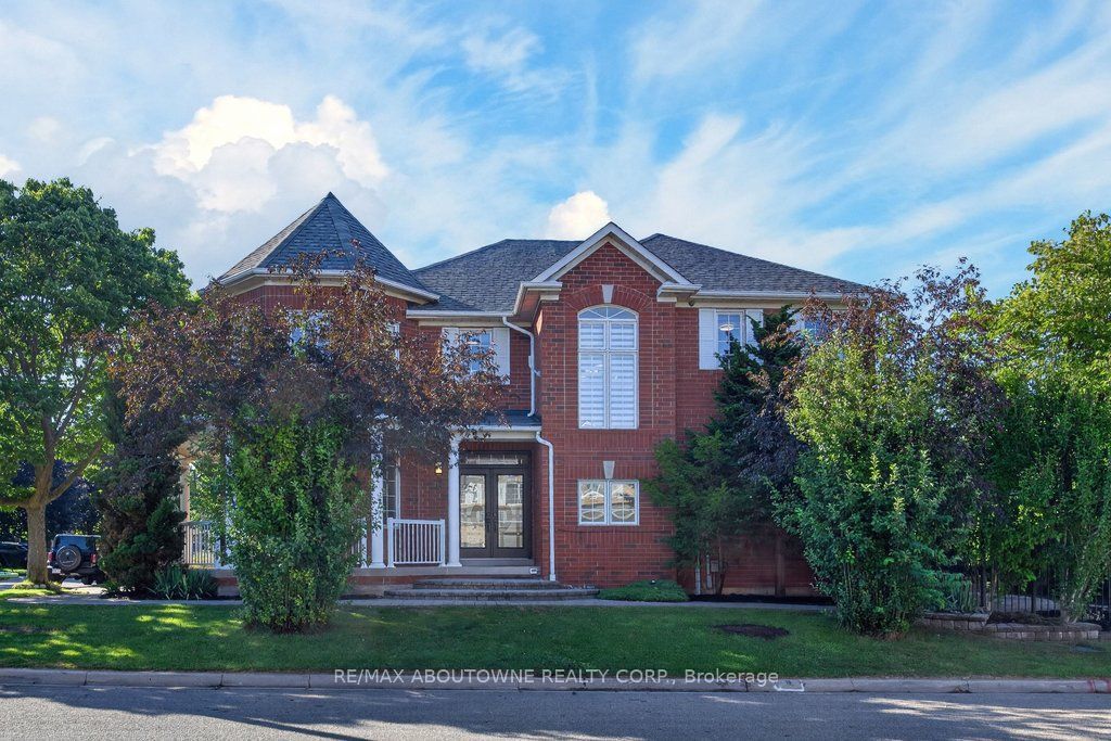 2201 Lapsley Crescent, Oakville ‣ W13576610 2201 Lapsley Crescent, Oakville ‣ W13576610