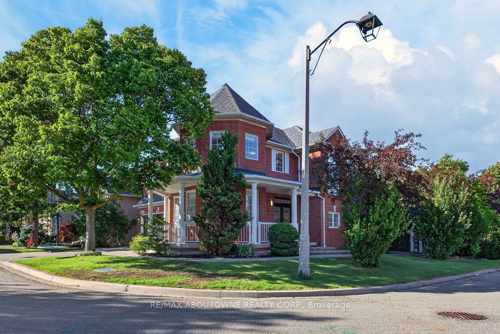 2201 Lapsley Crescent, Oakville ‣ W13576610 2201 Lapsley Crescent, Oakville ‣ W13576610