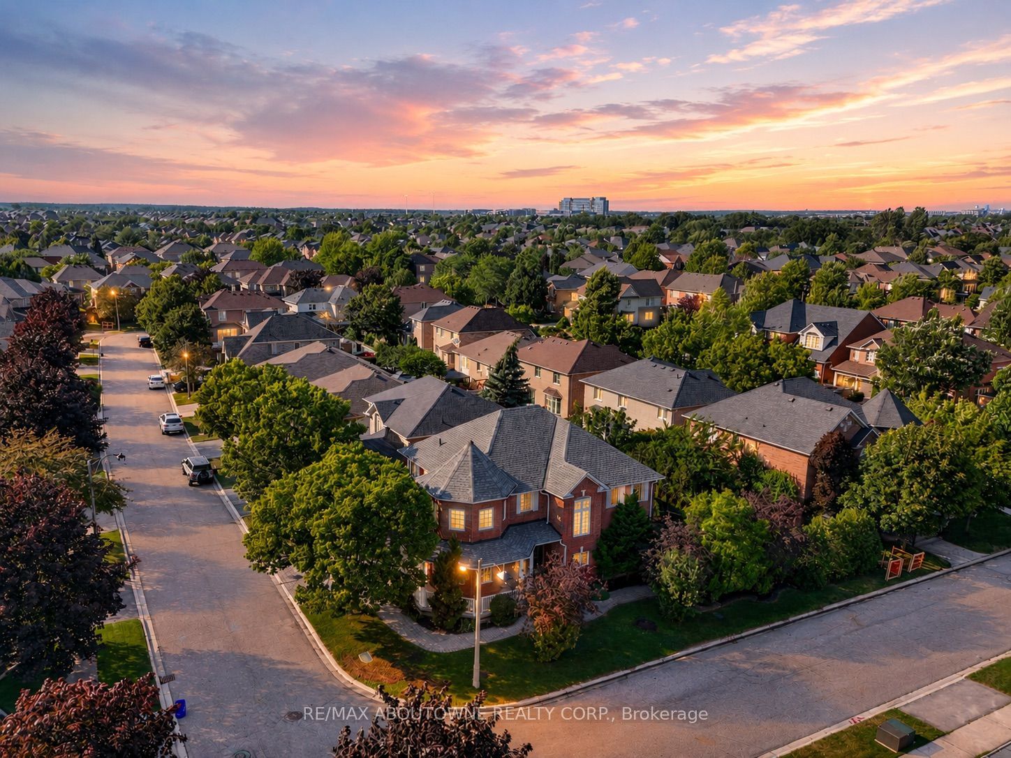 2201 Lapsley Crescent, Oakville ‣ W13576610 2201 Lapsley Crescent, Oakville ‣ W13576610