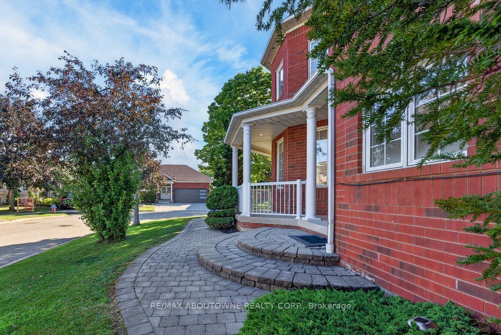 2201 Lapsley Crescent, Oakville ‣ W13576610 2201 Lapsley Crescent, Oakville ‣ W13576610