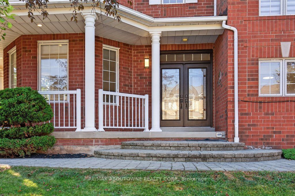 2201 Lapsley Crescent, Oakville ‣ W13576610 2201 Lapsley Crescent, Oakville ‣ W13576610