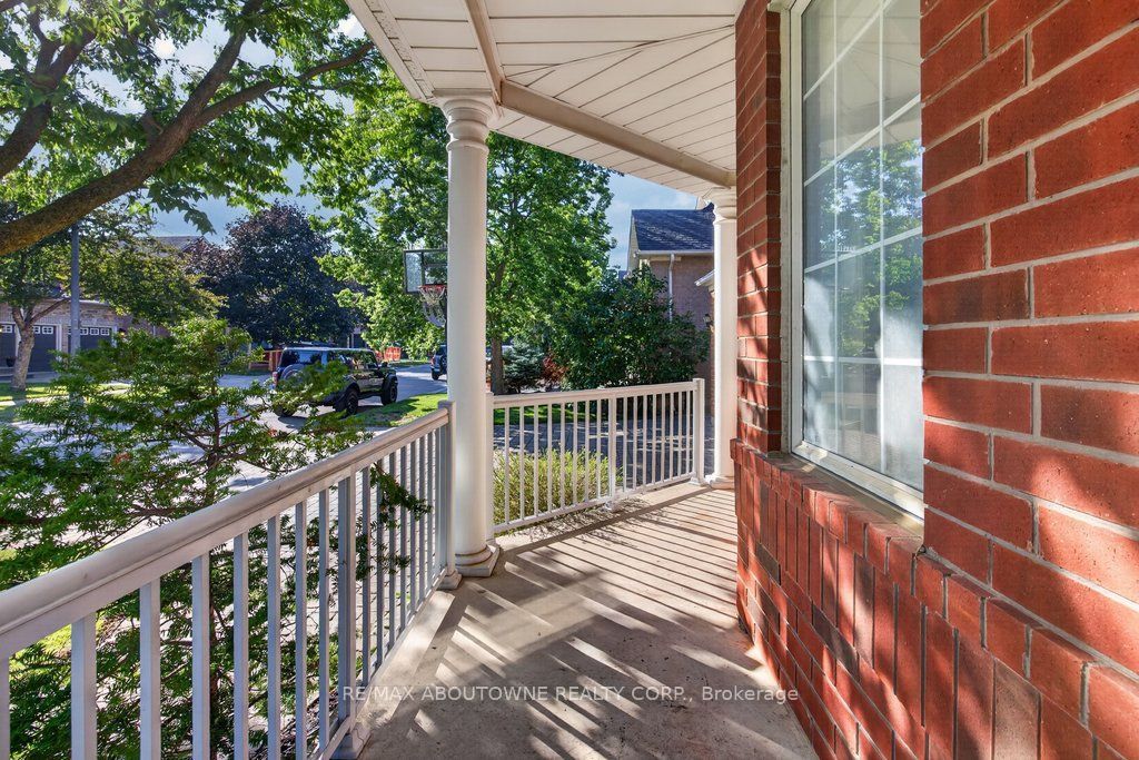 2201 Lapsley Crescent, Oakville ‣ W13576610 2201 Lapsley Crescent, Oakville ‣ W13576610