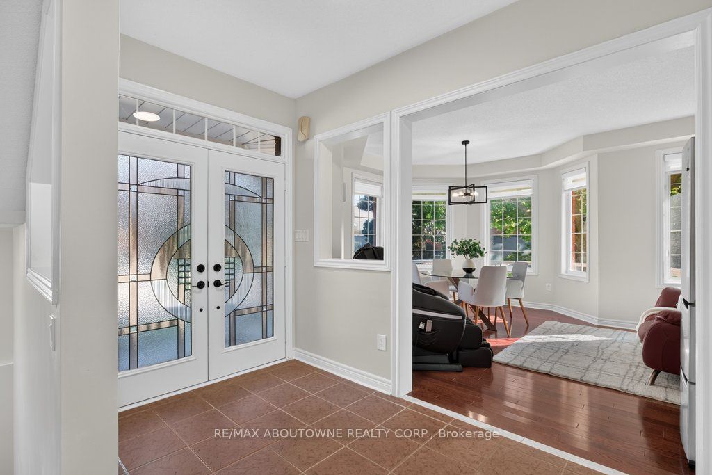 2201 Lapsley Crescent, Oakville ‣ W13576610 2201 Lapsley Crescent, Oakville ‣ W13576610