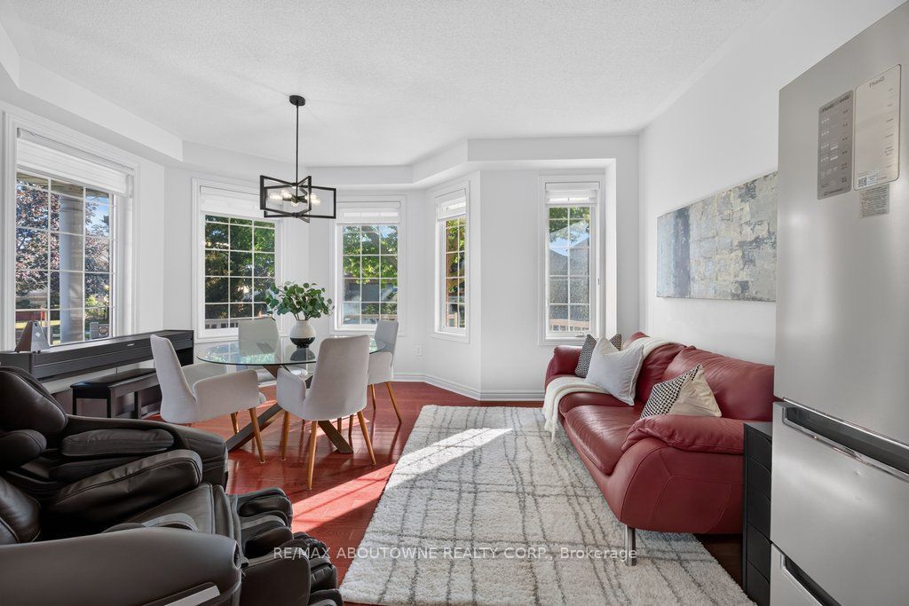 2201 Lapsley Crescent, Oakville ‣ W13576610 2201 Lapsley Crescent, Oakville ‣ W13576610
