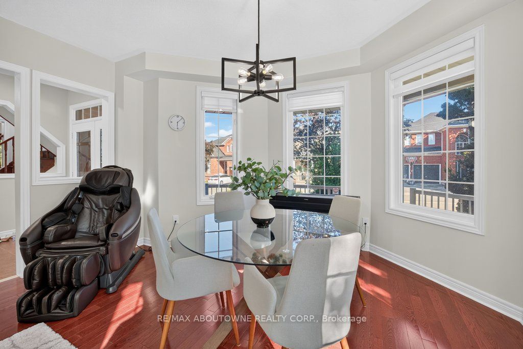 2201 Lapsley Crescent, Oakville ‣ W13576610 2201 Lapsley Crescent, Oakville ‣ W13576610