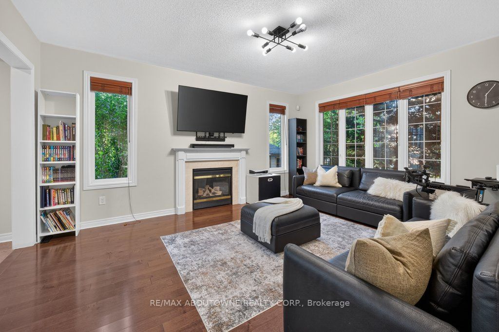 2201 Lapsley Crescent, Oakville ‣ W13576610 2201 Lapsley Crescent, Oakville ‣ W13576610