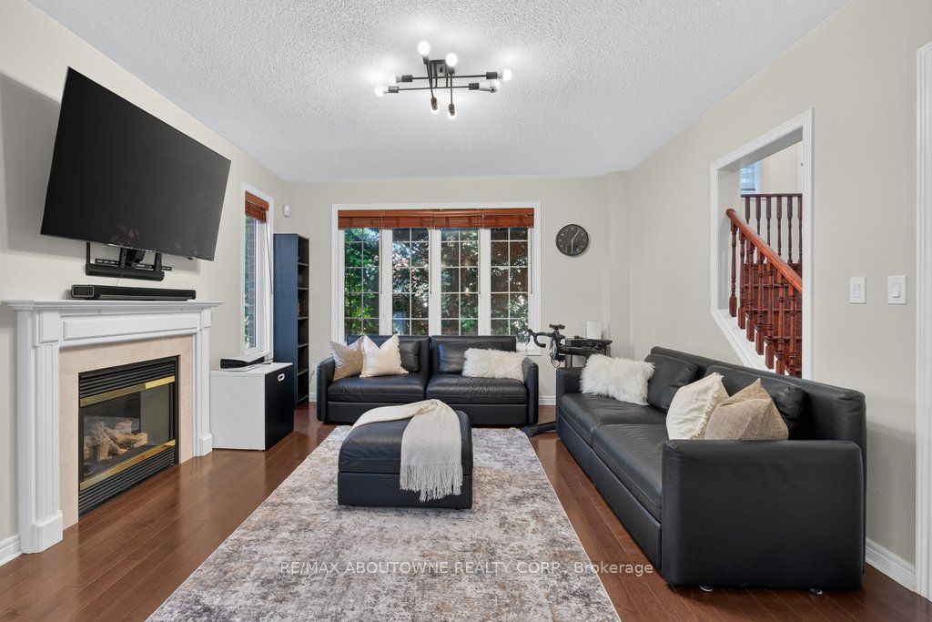 2201 Lapsley Crescent, Oakville ‣ W13576610 2201 Lapsley Crescent, Oakville ‣ W13576610