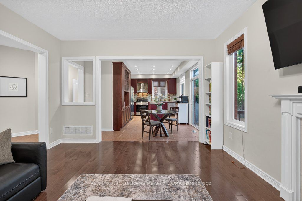 2201 Lapsley Crescent, Oakville ‣ W13576610 2201 Lapsley Crescent, Oakville ‣ W13576610