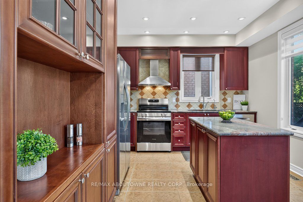 2201 Lapsley Crescent, Oakville ‣ W13576610 2201 Lapsley Crescent, Oakville ‣ W13576610