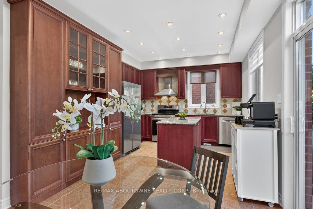 2201 Lapsley Crescent, Oakville ‣ W13576610 2201 Lapsley Crescent, Oakville ‣ W13576610