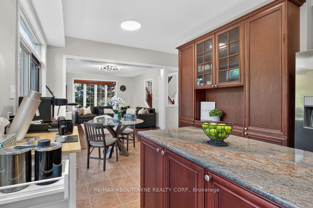 2201 Lapsley Crescent, Oakville ‣ W13576610 2201 Lapsley Crescent, Oakville ‣ W13576610