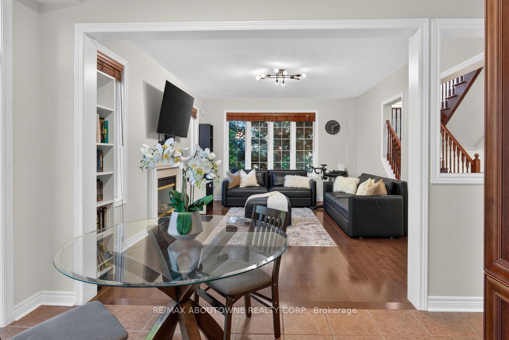 2201 Lapsley Crescent, Oakville ‣ W13576610 2201 Lapsley Crescent, Oakville ‣ W13576610