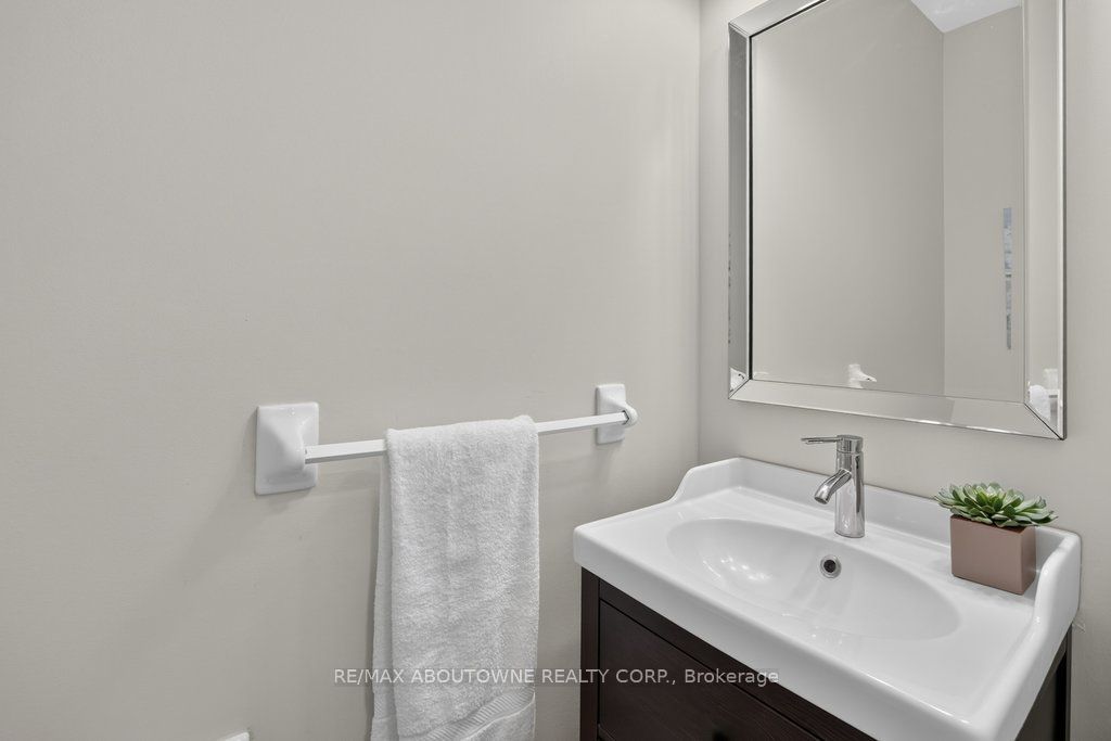 2201 Lapsley Crescent, Oakville ‣ W13576610 2201 Lapsley Crescent, Oakville ‣ W13576610