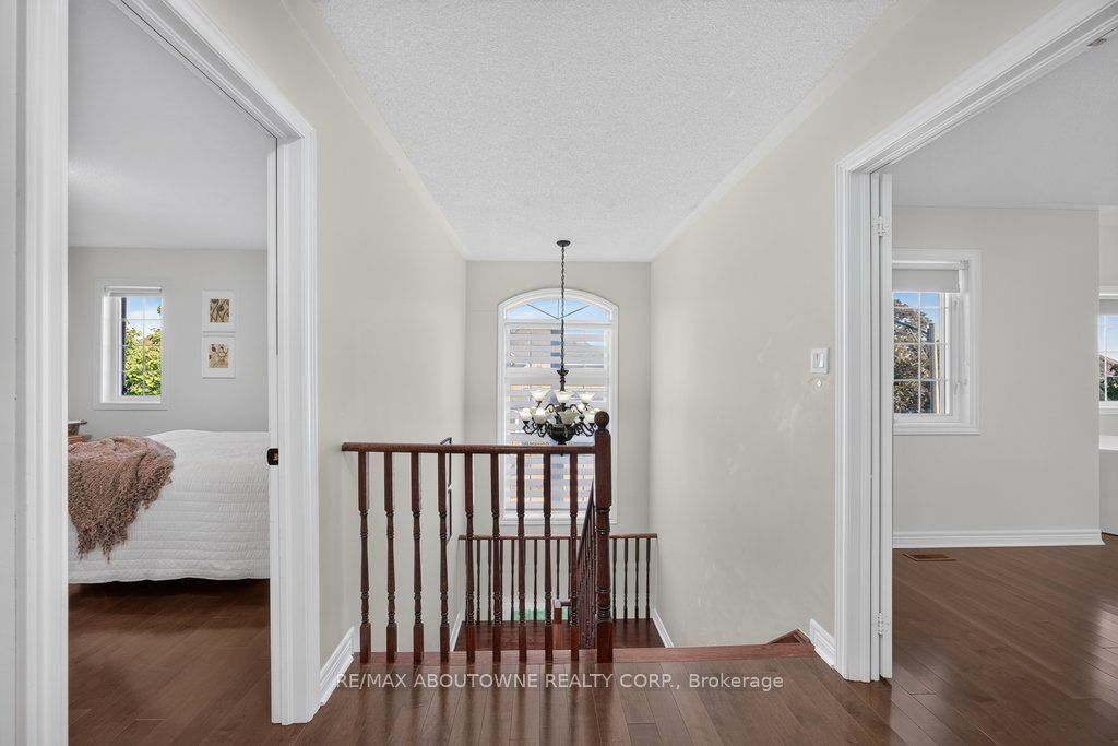 2201 Lapsley Crescent, Oakville ‣ W13576610 2201 Lapsley Crescent, Oakville ‣ W13576610