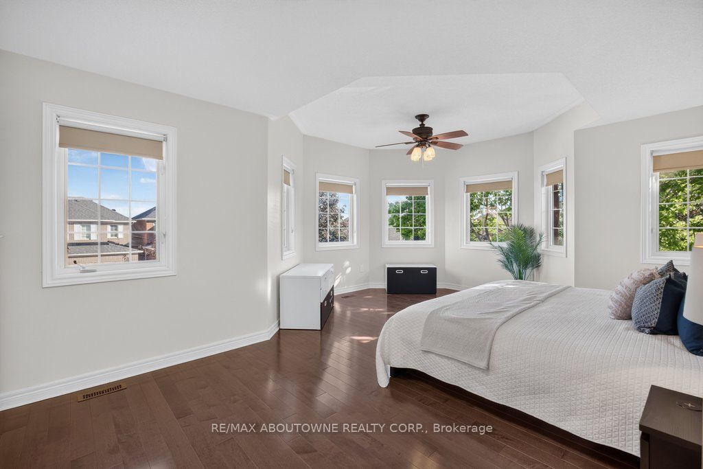 2201 Lapsley Crescent, Oakville ‣ W13576610 2201 Lapsley Crescent, Oakville ‣ W13576610