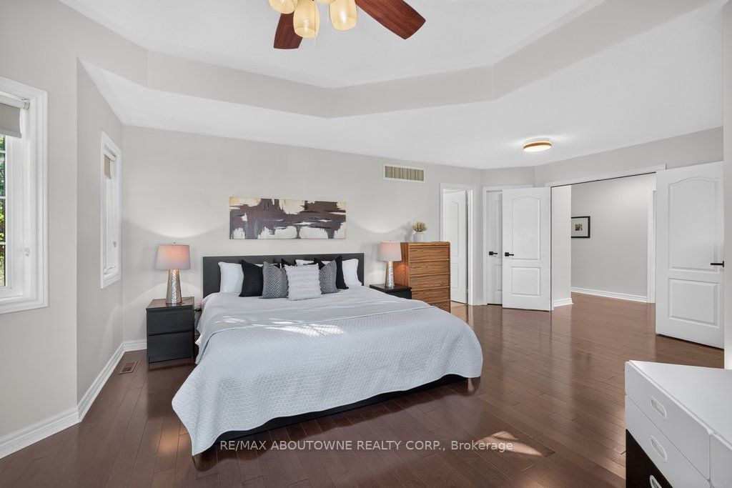 2201 Lapsley Crescent, Oakville ‣ W13576610 2201 Lapsley Crescent, Oakville ‣ W13576610