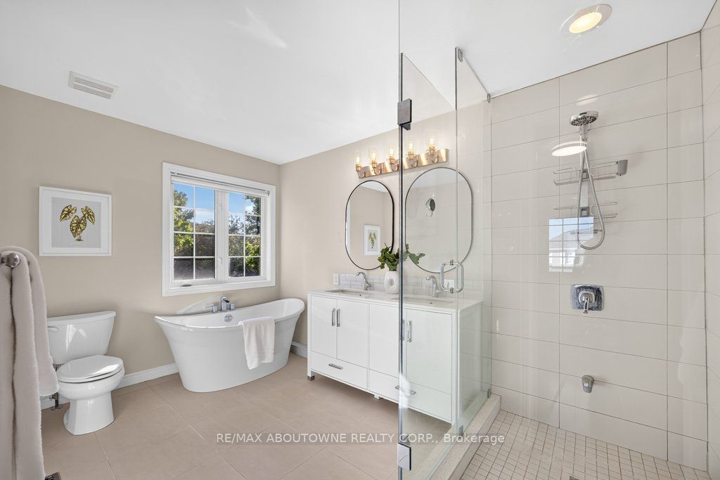 2201 Lapsley Crescent, Oakville ‣ W13576610 2201 Lapsley Crescent, Oakville ‣ W13576610
