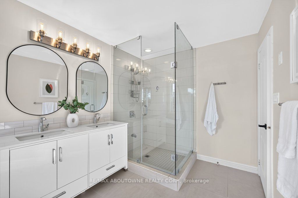 2201 Lapsley Crescent, Oakville ‣ W13576610 2201 Lapsley Crescent, Oakville ‣ W13576610