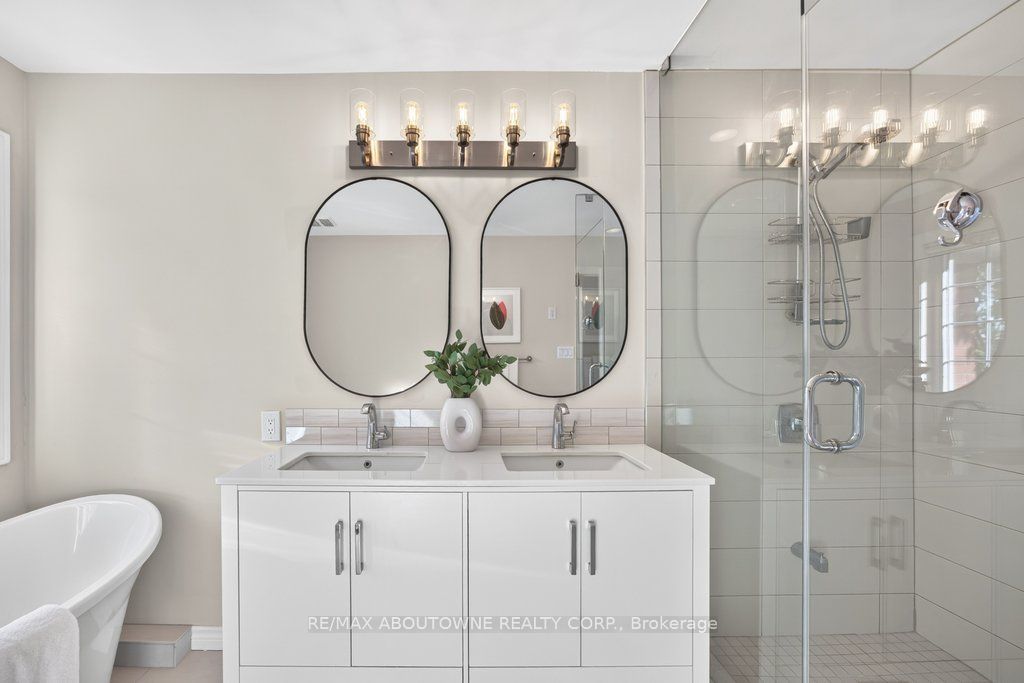 2201 Lapsley Crescent, Oakville ‣ W13576610 2201 Lapsley Crescent, Oakville ‣ W13576610