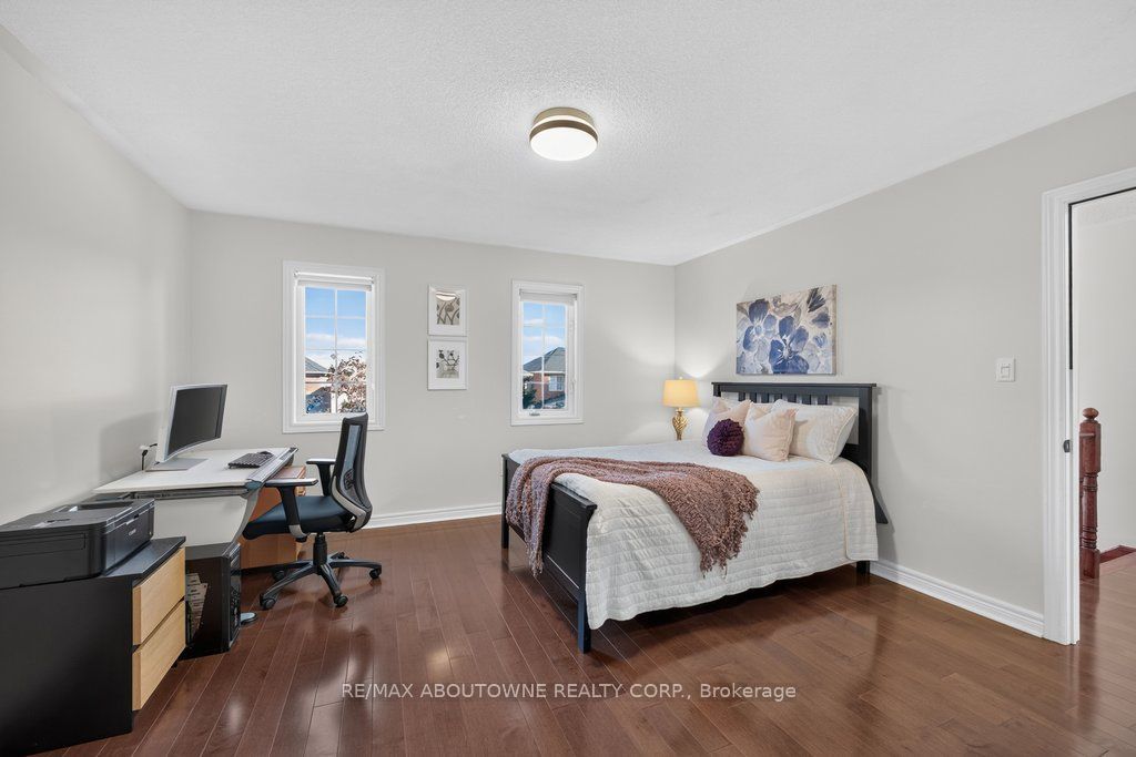 2201 Lapsley Crescent, Oakville ‣ W13576610 2201 Lapsley Crescent, Oakville ‣ W13576610