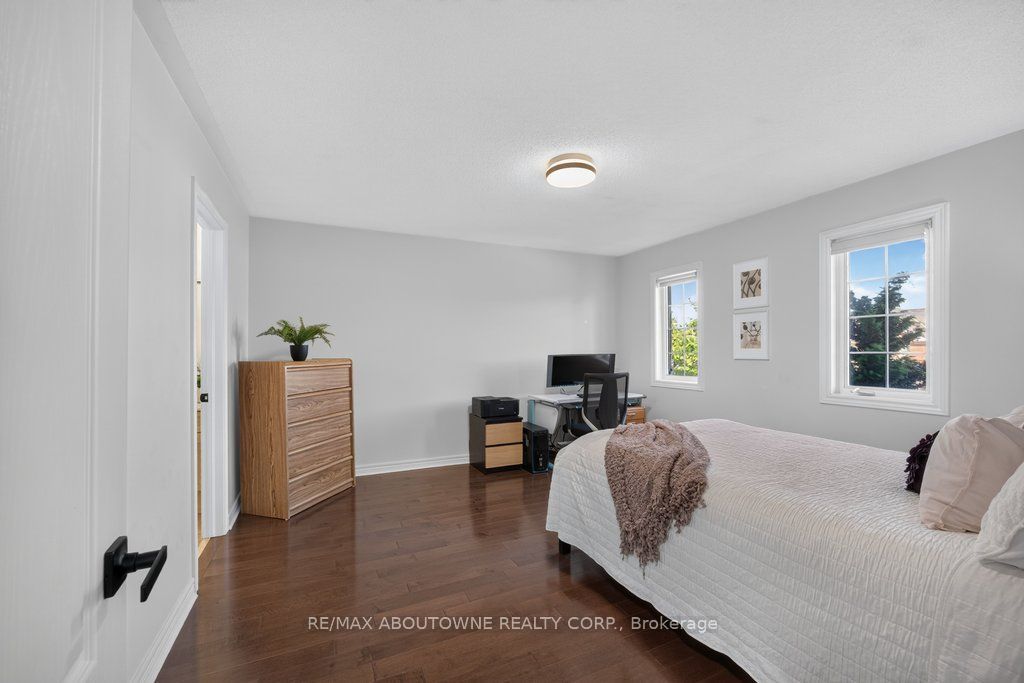 2201 Lapsley Crescent, Oakville ‣ W13576610 2201 Lapsley Crescent, Oakville ‣ W13576610