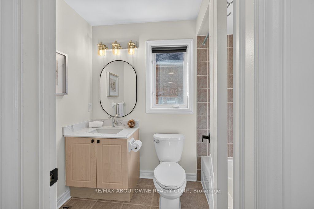 2201 Lapsley Crescent, Oakville ‣ W13576610 2201 Lapsley Crescent, Oakville ‣ W13576610
