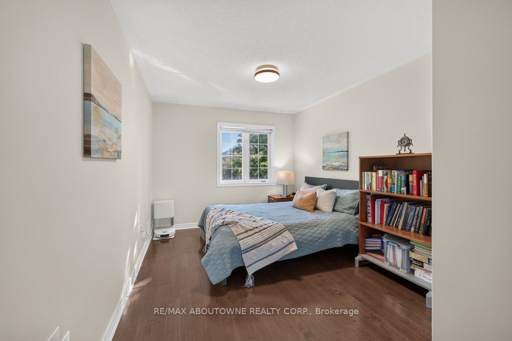 2201 Lapsley Crescent, Oakville ‣ W13576610 2201 Lapsley Crescent, Oakville ‣ W13576610