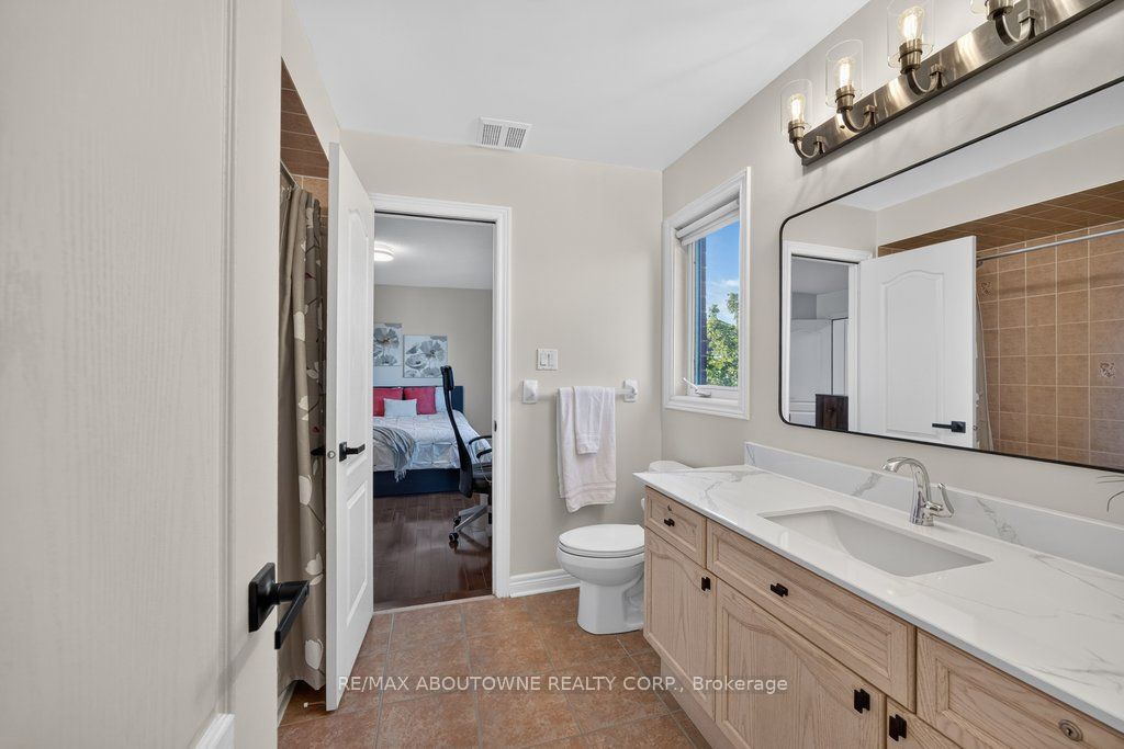 2201 Lapsley Crescent, Oakville ‣ W13576610 2201 Lapsley Crescent, Oakville ‣ W13576610