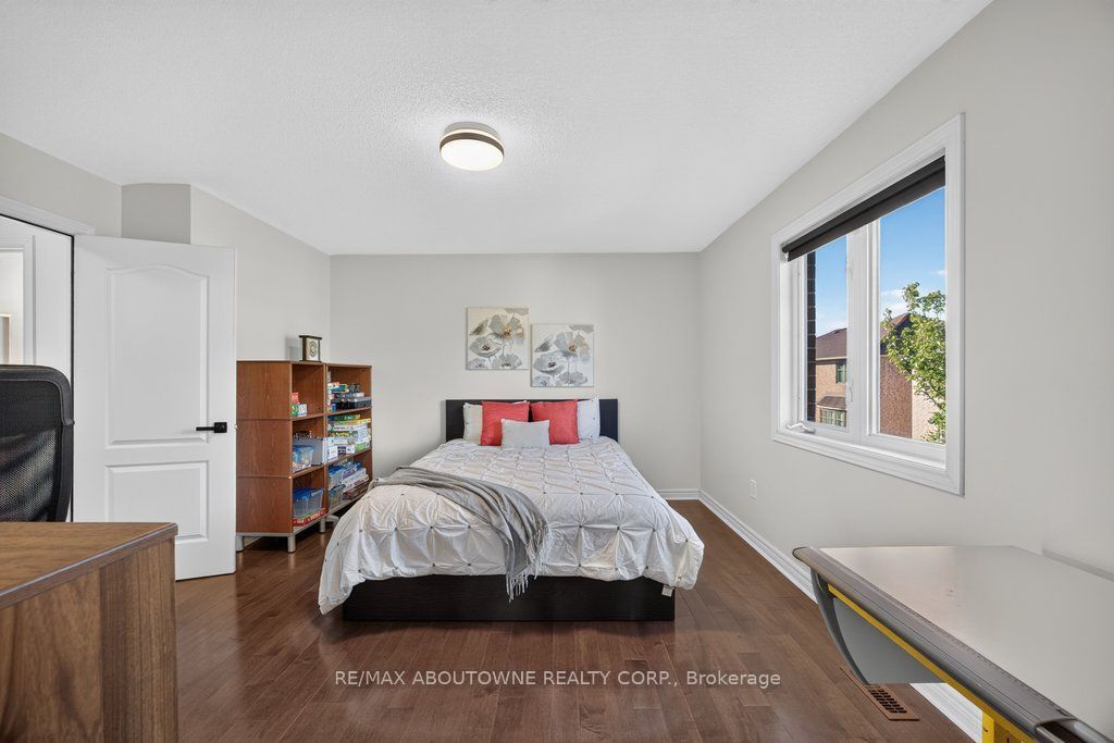 2201 Lapsley Crescent, Oakville ‣ W13576610 2201 Lapsley Crescent, Oakville ‣ W13576610