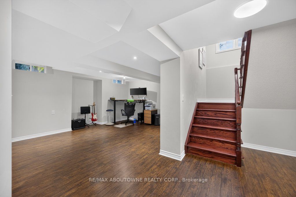 2201 Lapsley Crescent, Oakville ‣ W13576610 2201 Lapsley Crescent, Oakville ‣ W13576610