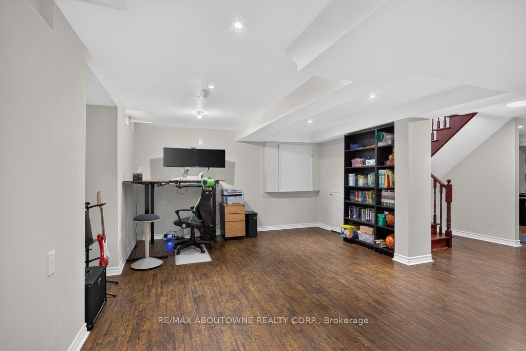 2201 Lapsley Crescent, Oakville ‣ W13576610 2201 Lapsley Crescent, Oakville ‣ W13576610