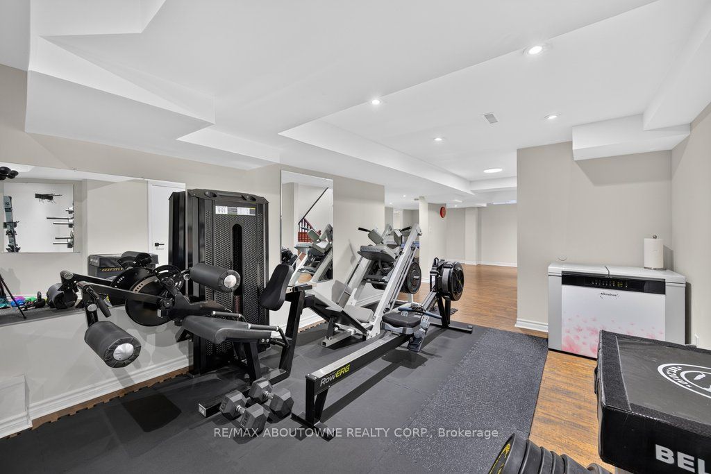 2201 Lapsley Crescent, Oakville ‣ W13576610 2201 Lapsley Crescent, Oakville ‣ W13576610