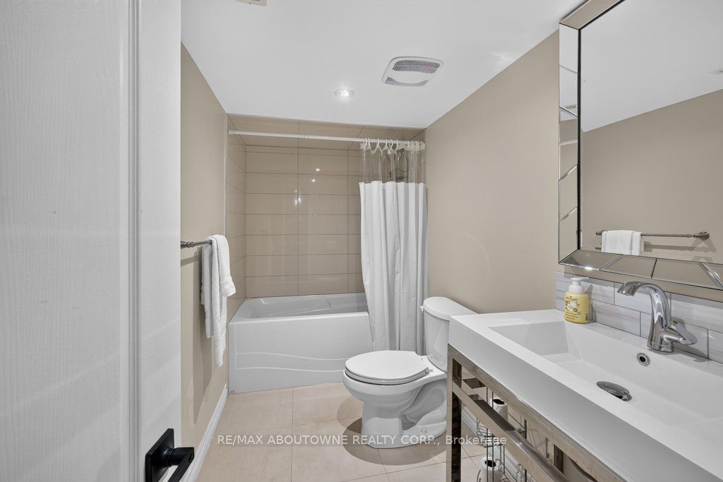 2201 Lapsley Crescent, Oakville ‣ W13576610 2201 Lapsley Crescent, Oakville ‣ W13576610