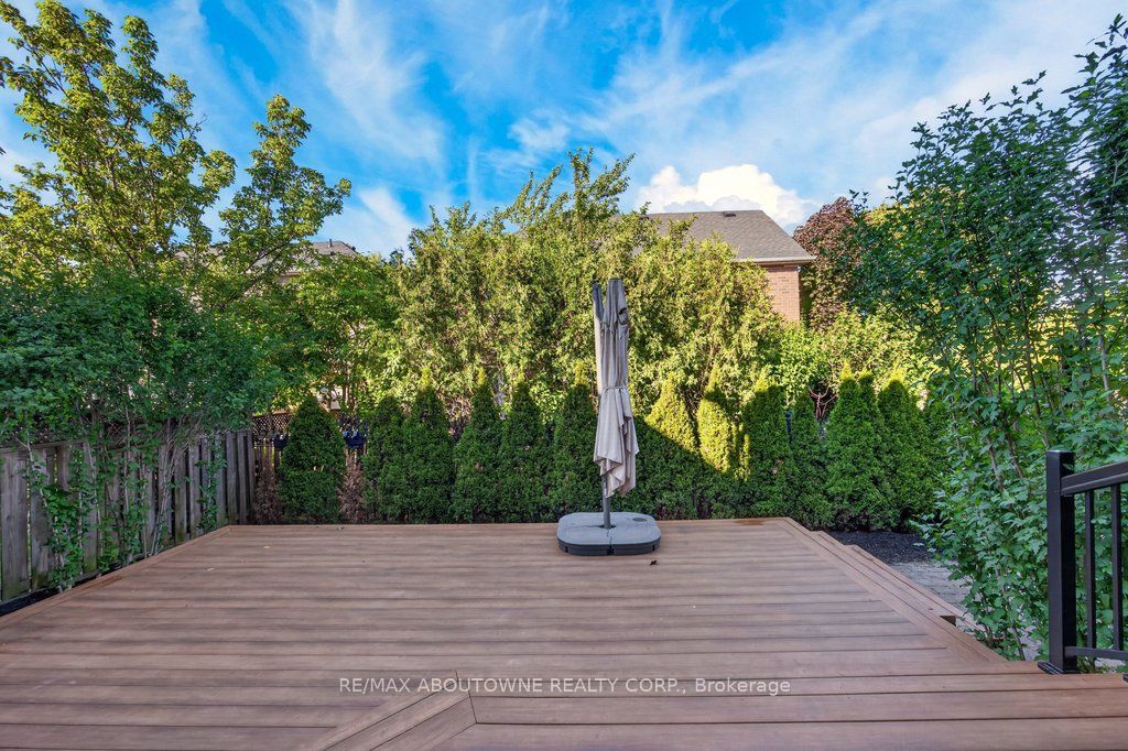 2201 Lapsley Crescent, Oakville ‣ W13576610 2201 Lapsley Crescent, Oakville ‣ W13576610