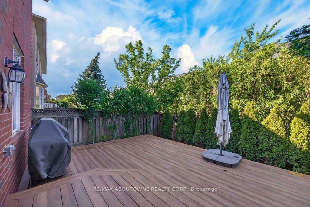 2201 Lapsley Crescent, Oakville ‣ W13576610 2201 Lapsley Crescent, Oakville ‣ W13576610