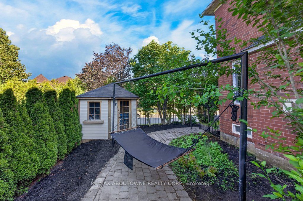 2201 Lapsley Crescent, Oakville ‣ W13576610 2201 Lapsley Crescent, Oakville ‣ W13576610