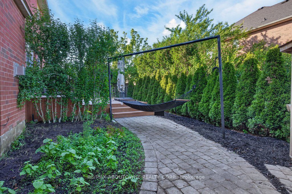 2201 Lapsley Crescent, Oakville ‣ W13576610 2201 Lapsley Crescent, Oakville ‣ W13576610